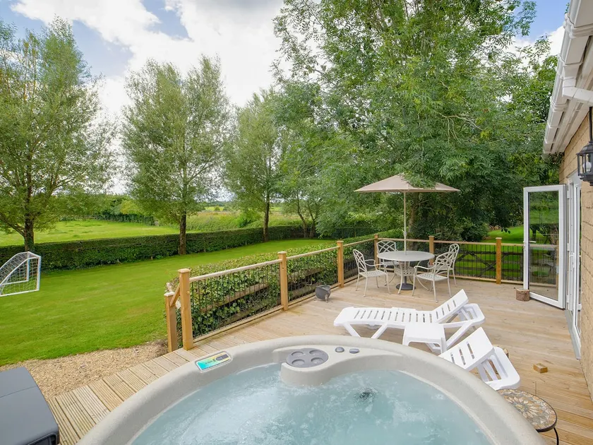 1 Luckington Stables-W8321 - Image 1