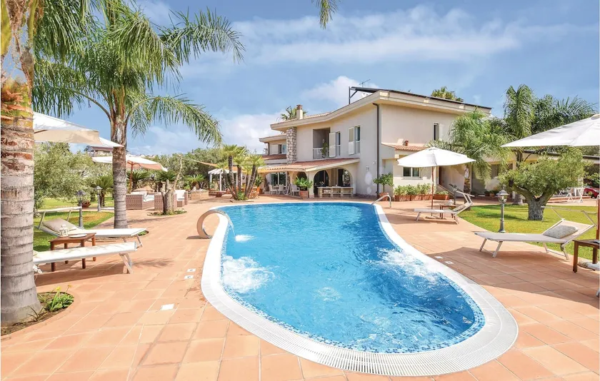 Amazing Home With Pool - Image 1
