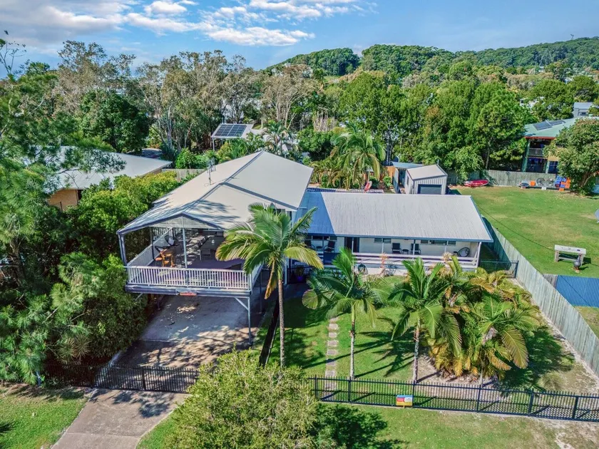 Dunworkin - Rainbow Beach - Image 1