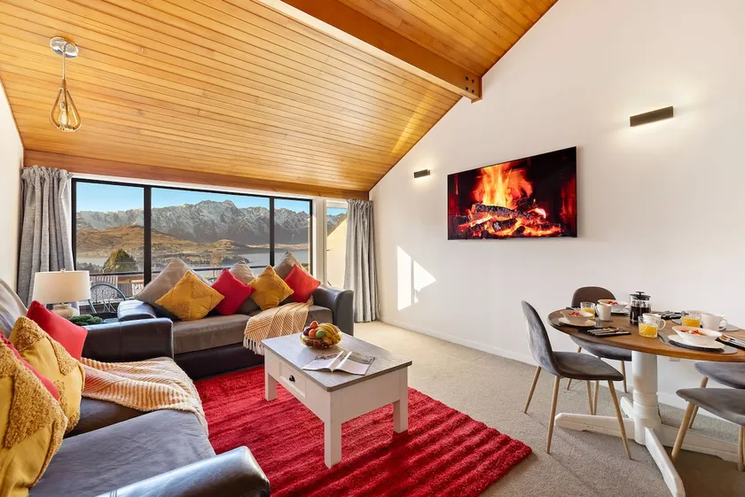 BEAUTIFUL PRIVATE SPA LAKE VIEW CITY TOWNHOUSE - Image 1