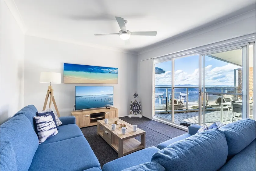 12 'Kiah', 53 Victoria Pde: vistas panorámicas del agua en el corazón de Nelson Bay - Image 1