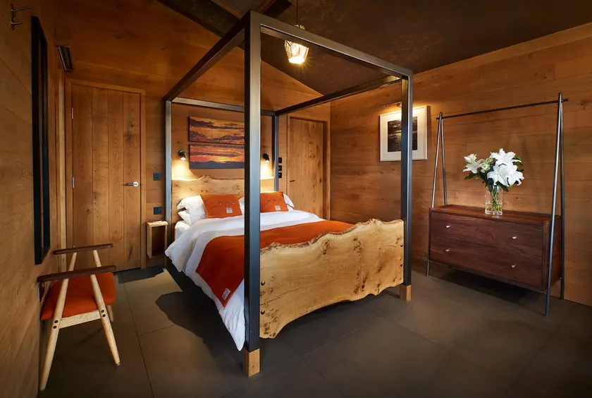 Deluxe Cabin-Private Bathroom with Shower-Vi - Image 1