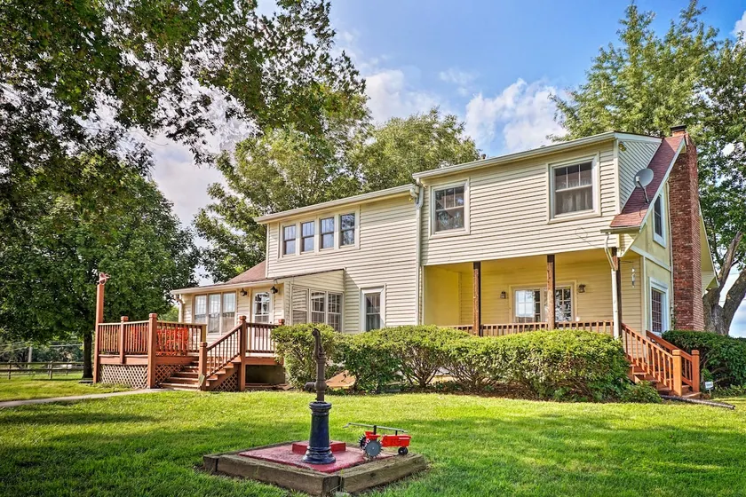 Remodeled Historic Farmhouse ~ 20 Mi to KC! - Image 1