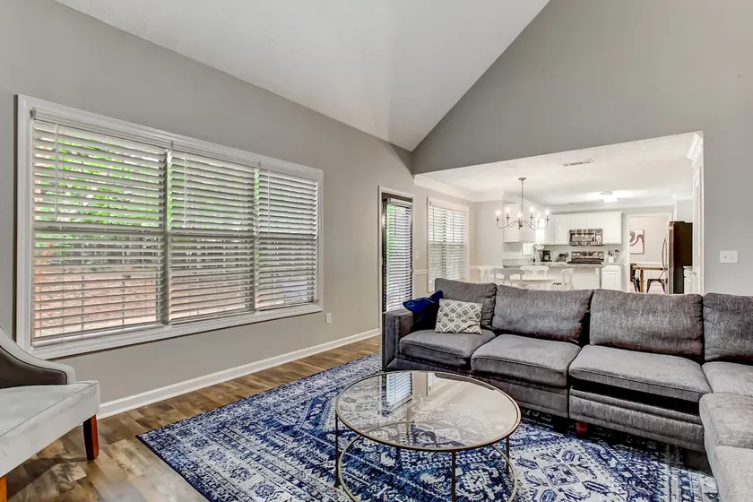 ☆ Sleeps 10! 4 bedroom Duluth home w pool table ☆ - Image 1