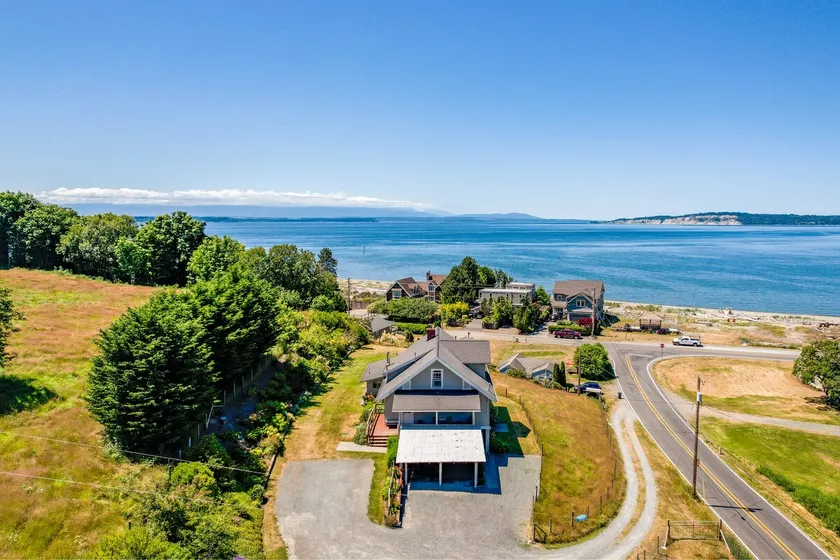 Sleeps 18! Private Beach Access, Water Views, Deck - Image 1