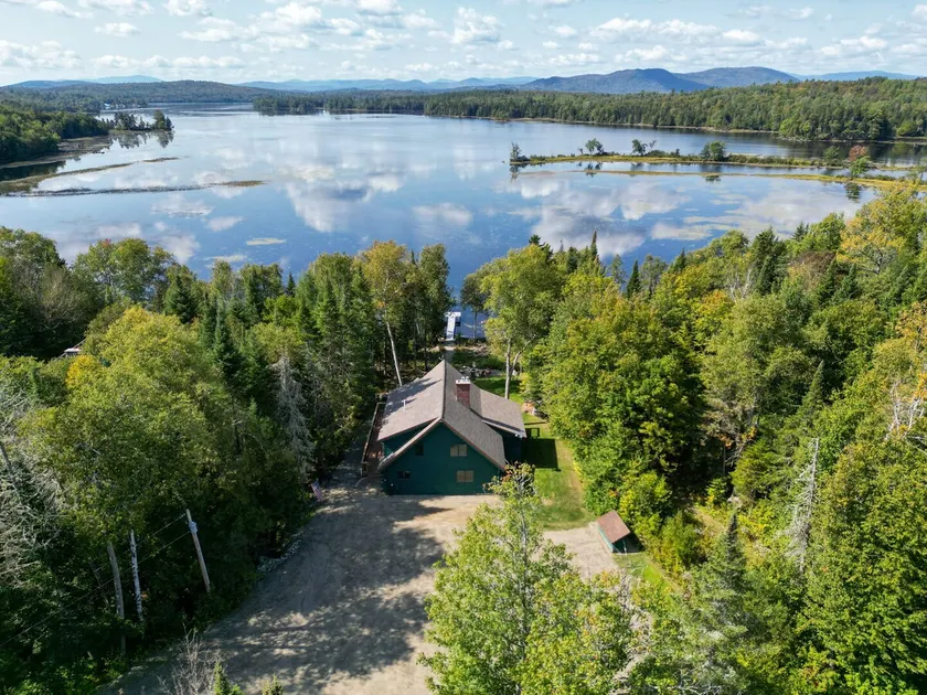 Schönes privates Blockhaus mit großem Deck, Kamin und Dock am Lake Umbagog !! - Image 1