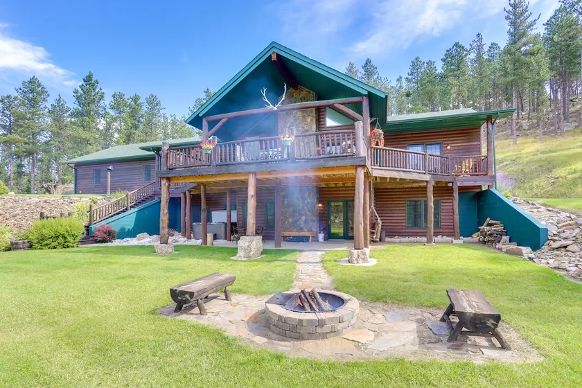 NEU! Haus mit Whirlpool + Teich, 15 Mi zum Custer St. Park - Image 1