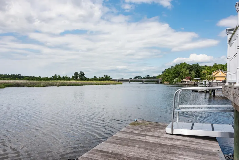 Waterfront Fishing Dock FirePit HotTub Deck GrillB - Image 1