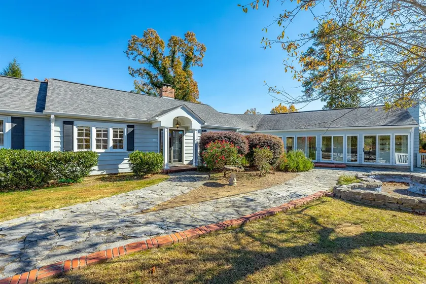 Willow Manor| Charming older home w/ MTN Views! - Image 1