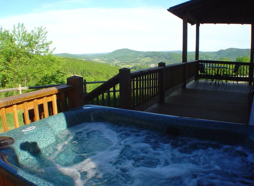 En himmelsk udsigt-betagende udsigt W / Bubbling Hot Tub, Gas F / P, Kæledyr og WiFi! - Image 1