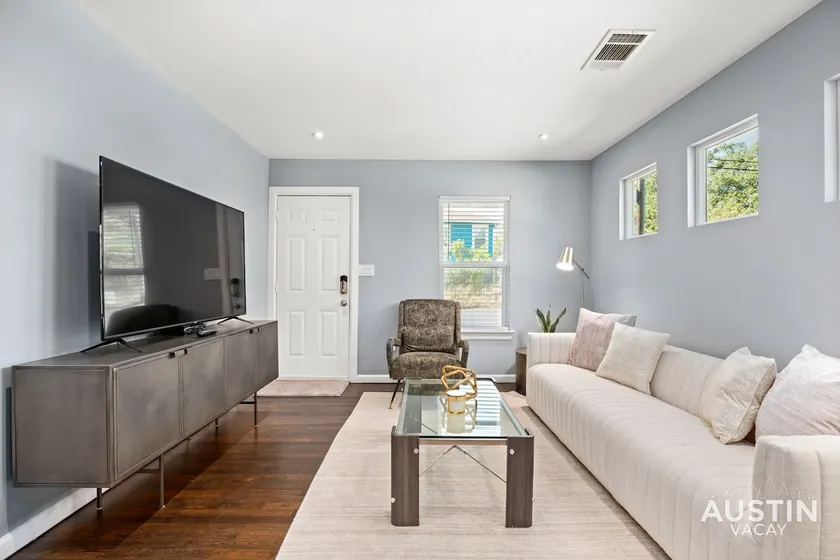 Gorgeous East Central Austin 2BD Close to Downtown - Image 1