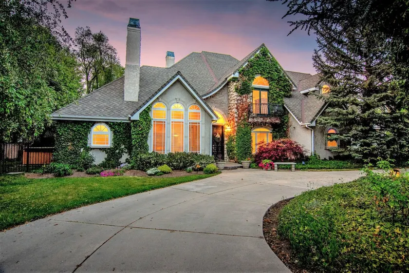 Chateau Woodlands in Salt Lake with Guesthouse and - Image 1