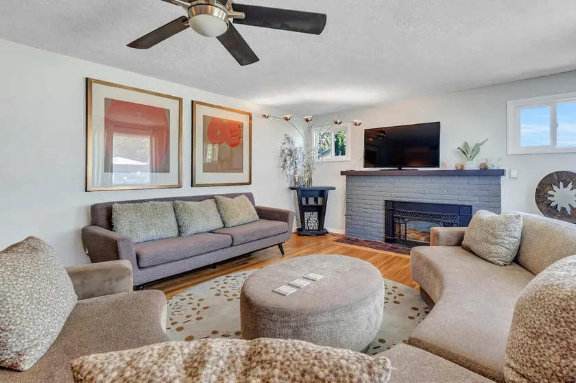 HUGE Fenced Backyard. Luxe Bath. 15 Min 2 Downtown - Image 1