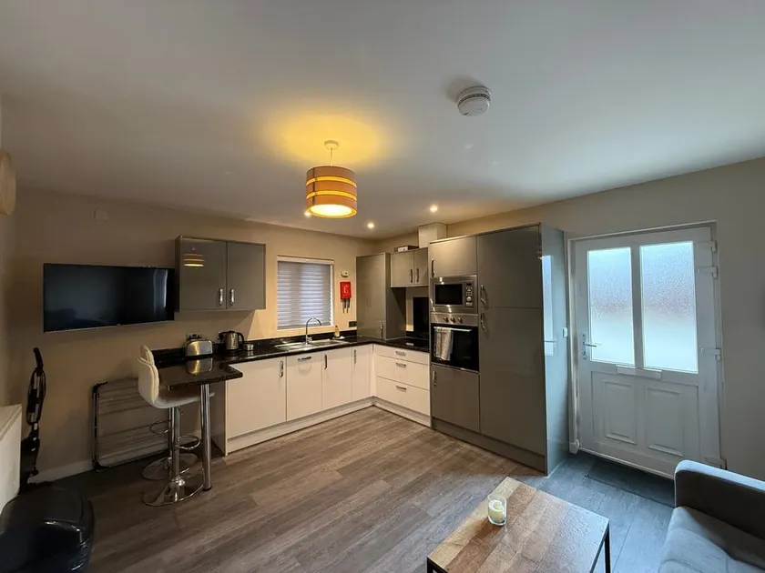 Contemporary 2-bedroom perfect for Families - Image 1