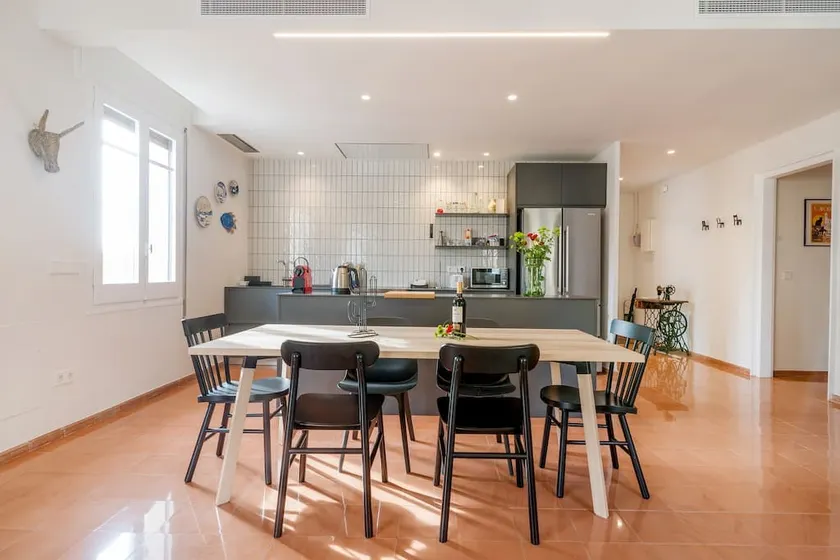 New top floor apt with a lot of light & air-con - Image 1
