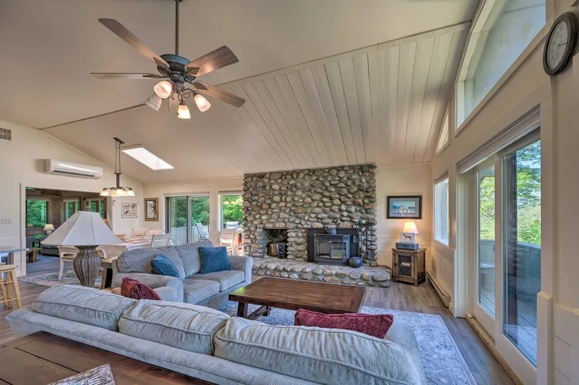 House w/ Balcony ~ 5 Mi to Cranmore Resort! - Image 1