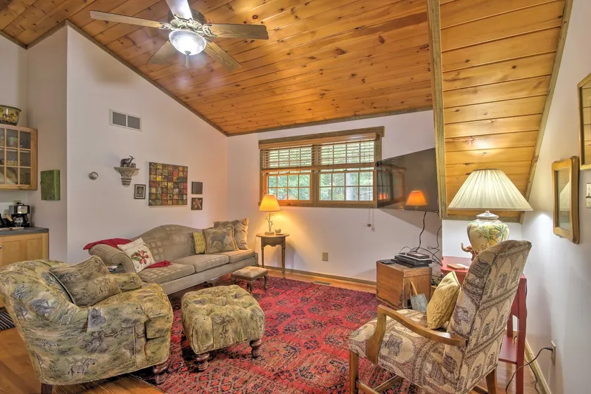 Couples Cabin - 5 Mi to DT Berkeley Springs! - Image 1