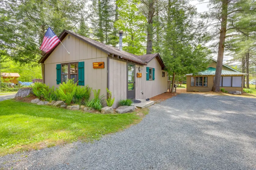 NY! Lake Pleasant Cabin: 3 tunnland, kajaker och strand! - Image 1
