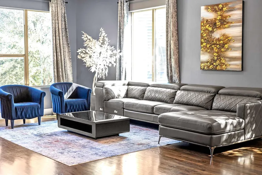 King-Sized Comfort with Rooftop Skyline Views - Image 1