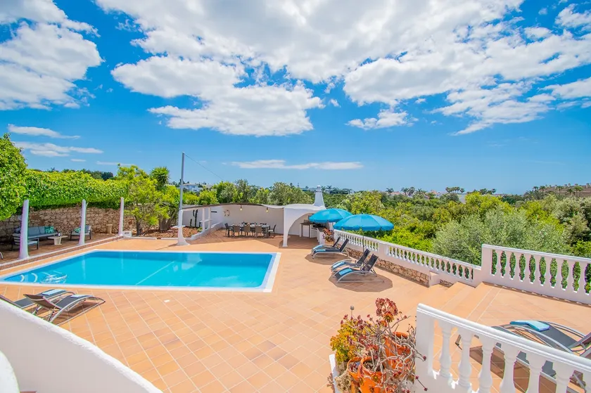 Villa Vale Verde 5 Bedroom Villa, 10 min walk to - Image 1