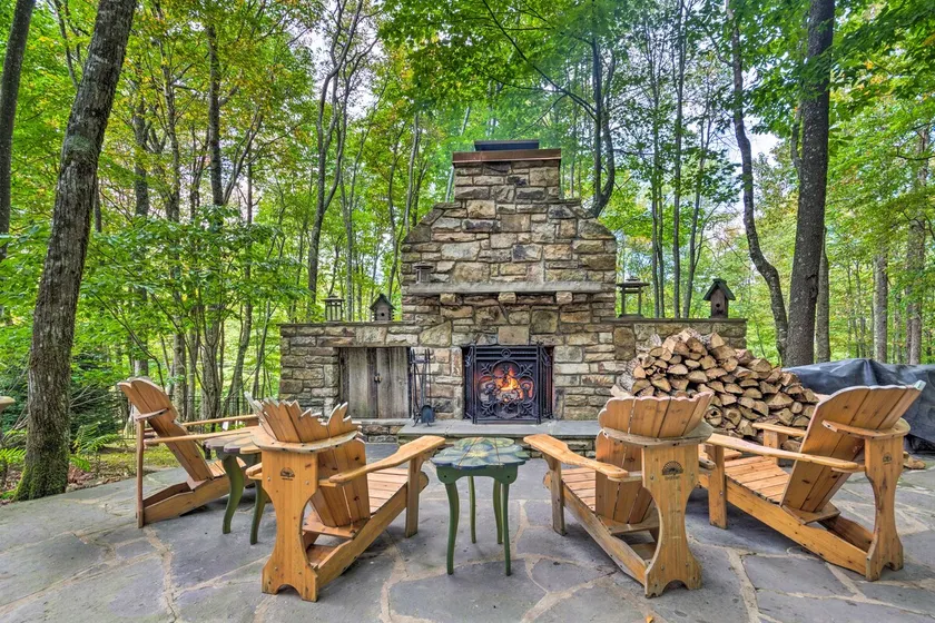 Screened Porch + 3 Decks: Beech Mountain Cabin - Image 1