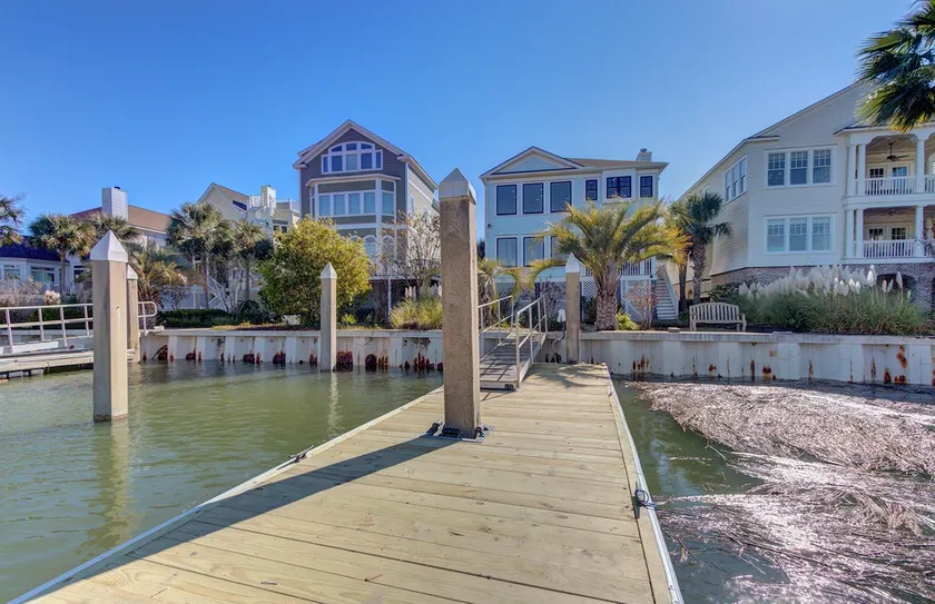 Deep Water Dock mit zwei Bootsrutschen, brandneuen Einrichtungsgegenständen und einem Beach Gear-Guthaben von 250 US-Dollar! Gemeinschaftspool, 20 Morgan Place Drive - Image 1