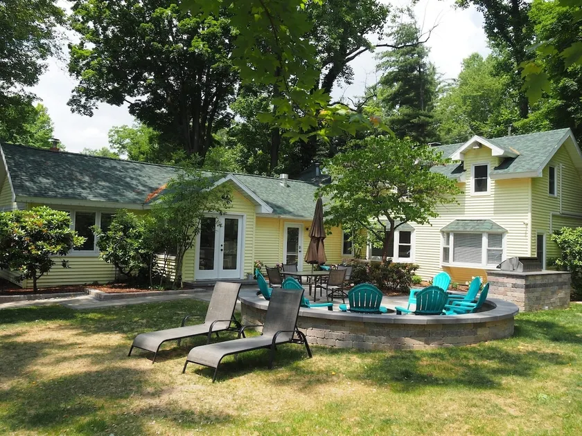 Lorlee - A Large and Luxurious Lakefront Cottage! - Image 1