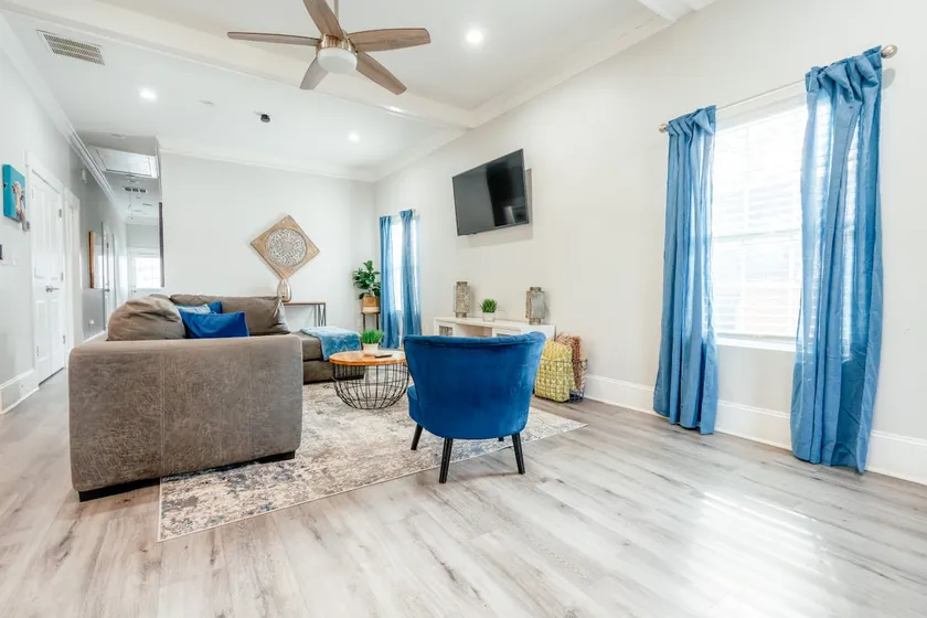 Charming Home: Pet-Friendly Haven with Yard - Image 1