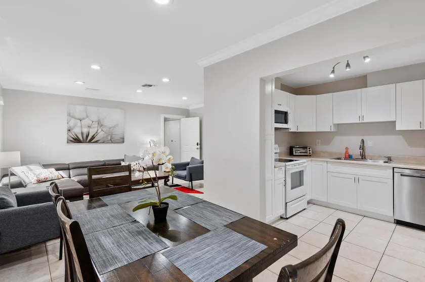 Snowbird 3BR Oasis Near FLL Cruise Port & Downtown - Image 1