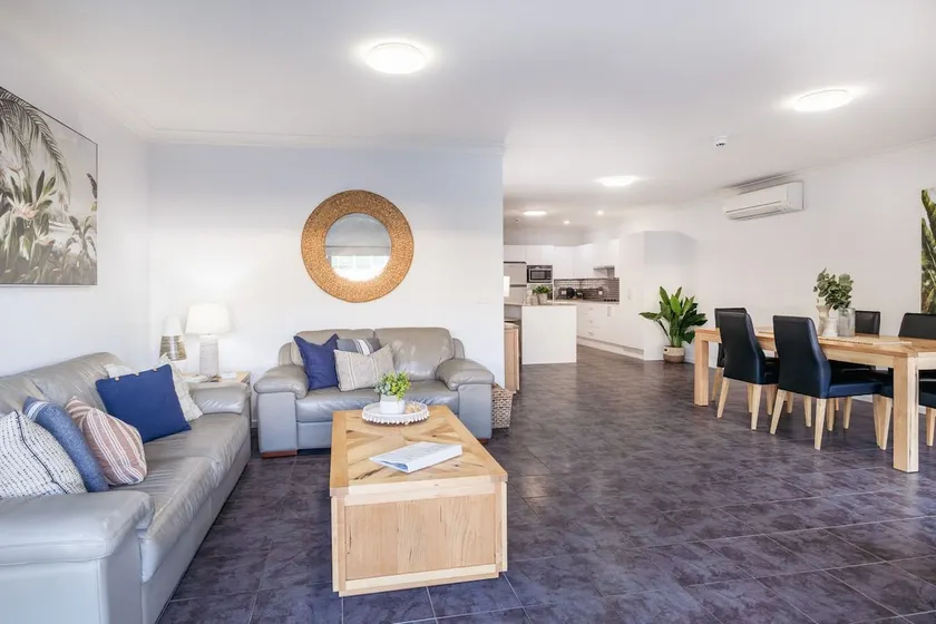 Este apartamento en planta baja muy bien presentado es totalmente autónomo e incluye todos los modernos - Image 1