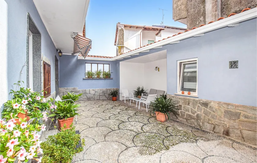 House in the hills - Image 1