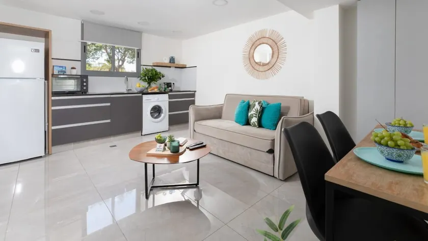 Adom – Modern One-Bedroom Apartment with Living Room, 7 Minutes from the Promenade - Image 1