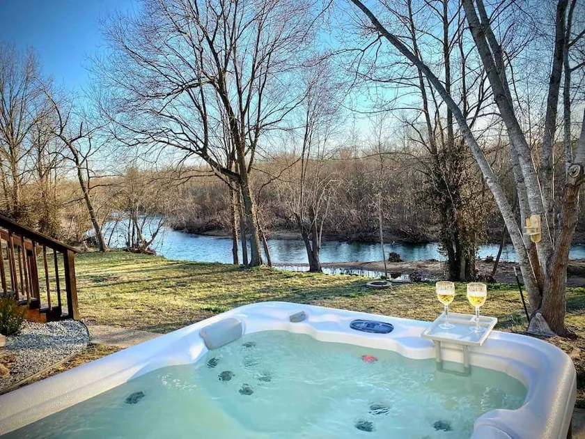 Hot Tub! The Nutty Squirrel River House - Image 1