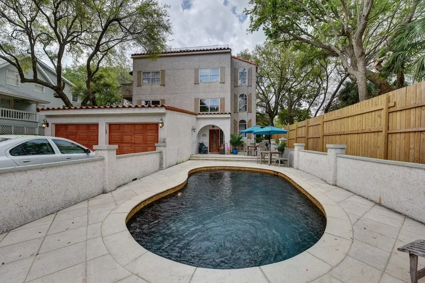 4 bed 5 bath, with Pool, 3 houses from Beach - Image 1