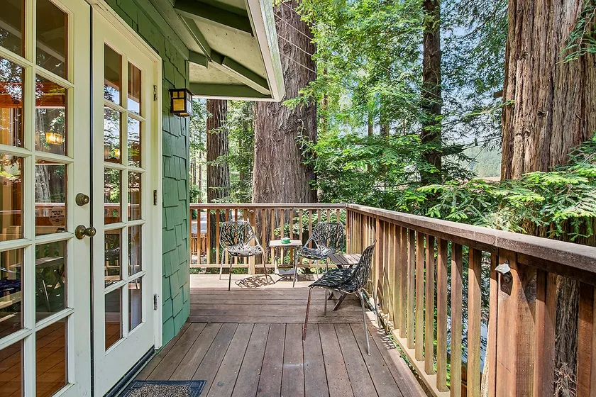 Monte Rio Treehouse ~ Hot Tub, promenad till floden, lekplats och Skate Park! - Image 1