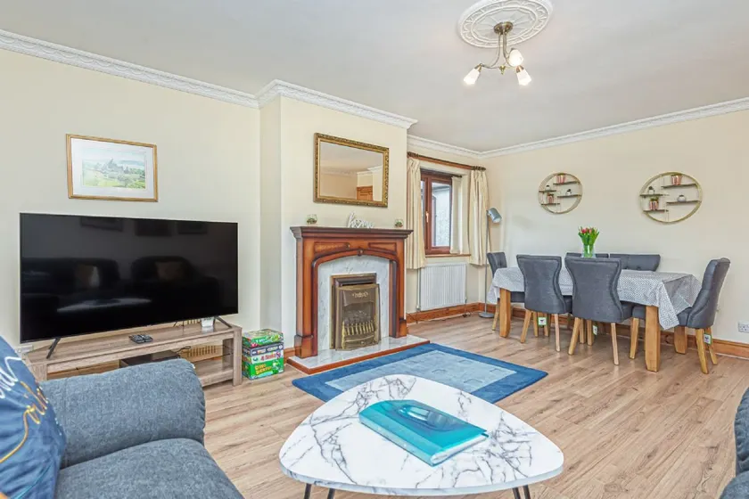 10 mins walk to beach, pubs and shops - Image 1
