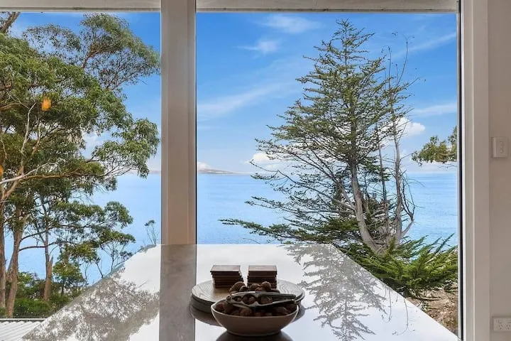 Hidden Bay Retreat 15 Min to Hobart, 5 Bed 3 Bath. - Image 1