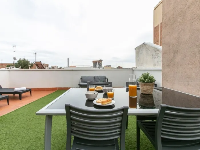 31 Sunny penthouse in Gracia with spacious terrace - Image 1