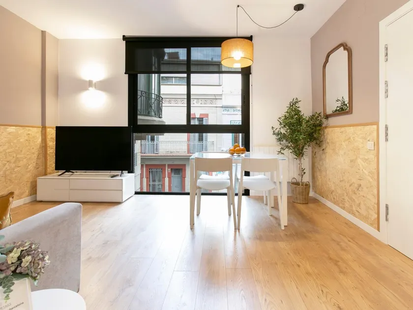 11 Bright and comfortable apartment with balcony in Gracia - Image 1