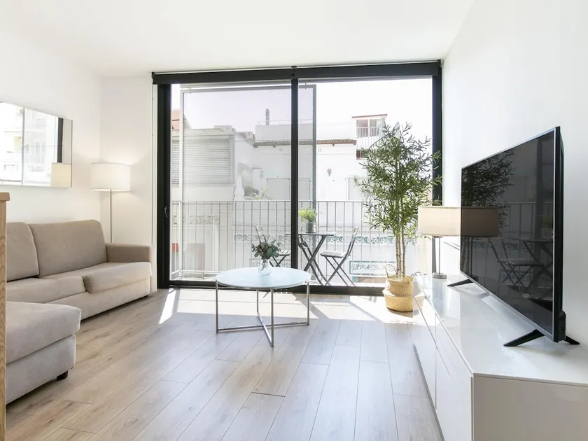 22 Modern and chic apartment in Gracia - Image 1