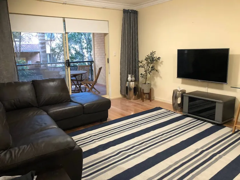 Escape to Strathfield for 8 guests - Image 1