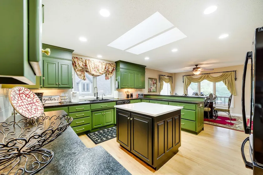 Bella Vista Lakehouse w/ Hill Tram, Deck & Views! - Image 1