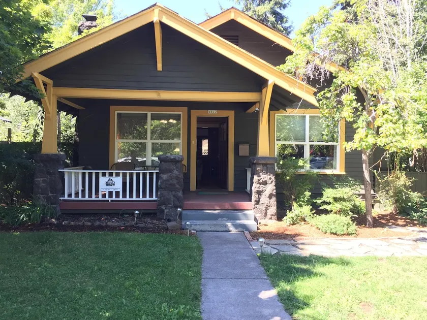 Elderberry- Salt Hot Tub, Wood Fireplace, 100+mbps Wifi, Walkable to Downtown - Image 1