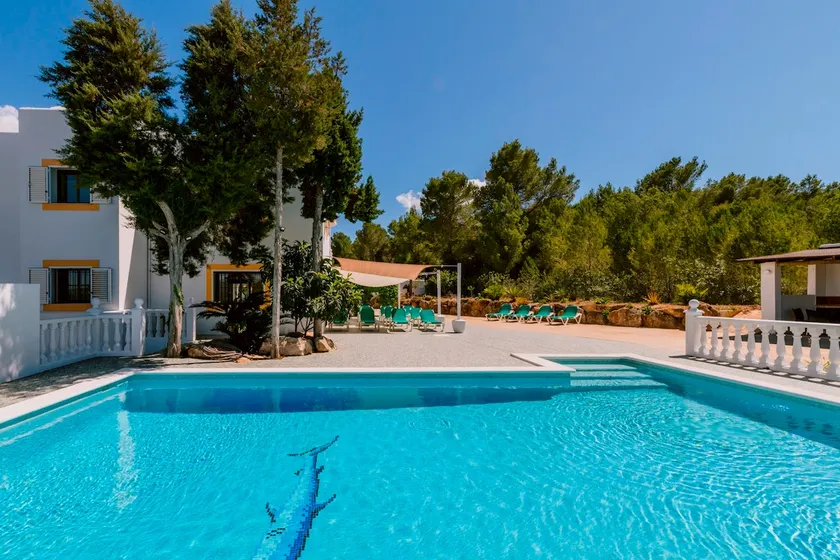 Villa Can Vincent er en stor villa og pool beliggende i udkanten af San Antonio Bay - Image 1
