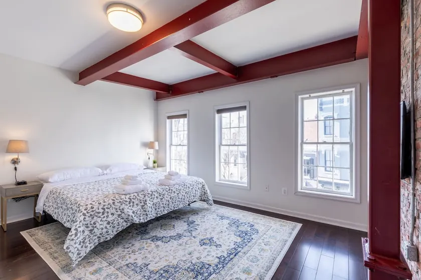 Cozy modern apt. Heart of G-Town. King bed - Image 1