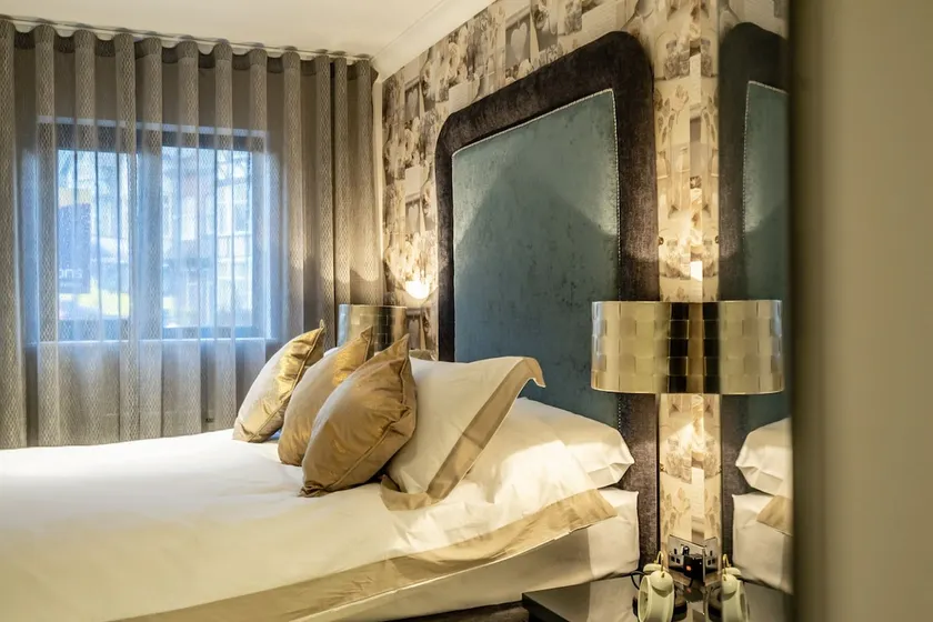 5 London Mews - with free parking - Image 1