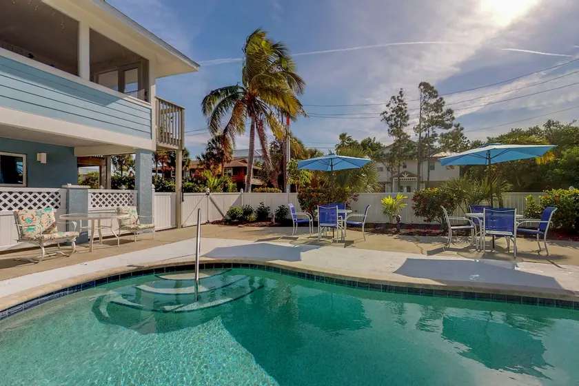 Stylish bayside condo with WiFi & pool - close to - Image 1