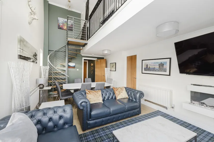 JOIVY Stylish 3 bed, 3 bath flat with Balcony in Old Town - Image 1