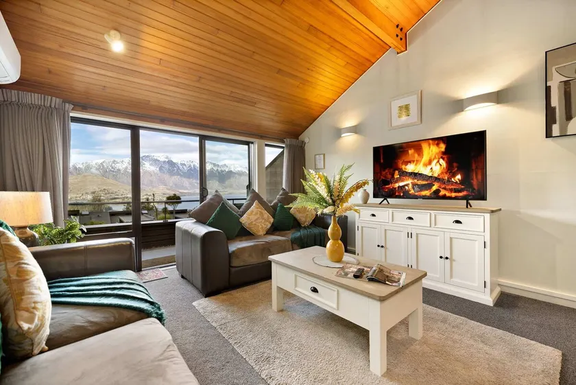 SPACIOUS REFURBISHED LAKE VIEW ALPINE TOWNHOUSE WALK TO TOWN - Image 1