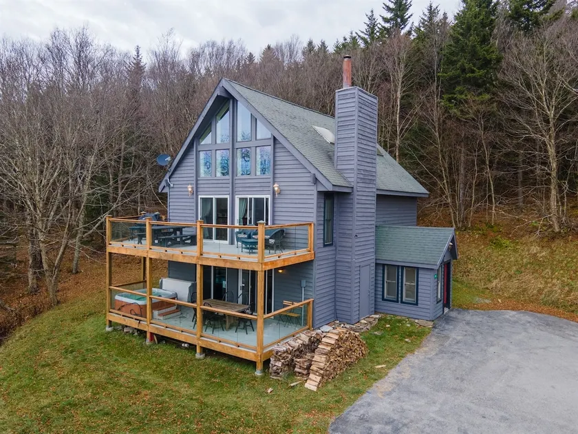 5BR Chalet Stunning Views,Hot Tub,Walk to Slopes - Image 1